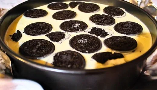 Layer the Oreos and Cheesecake